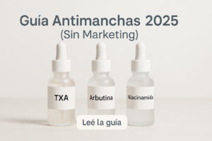 Inicio 7 Tres frascos de sérum etiquetados “Ácido Tranexámico”, “Arbutina” y “Niacinamida” sobre fondo limpio